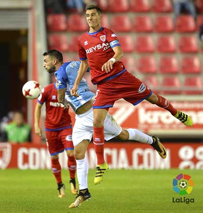 Numancia e jogadores de Málaga lutando por uma bola